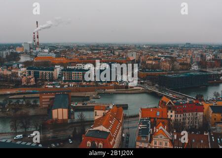 Wroclaw, Pittoresca vista della vecchia isola di Thum e la Chiesa Di Nostra Signora della sabbia sulla torre della cattedrale di Sant'Iion, il fiume Odra. Foto Stock