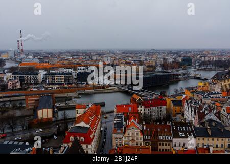 Wroclaw, Pittoresca vista della vecchia isola di Thum e la Chiesa Di Nostra Signora della sabbia sulla torre della cattedrale di Sant'Iion, il fiume Odra. Foto Stock