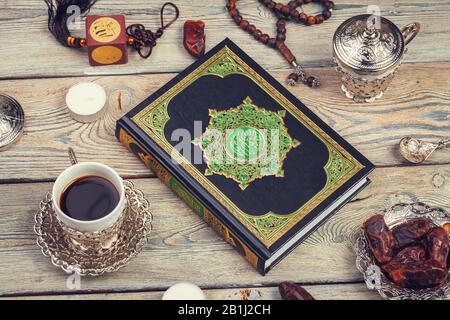 Tavolo vista dall'alto immagine aerea della decorazione Ramadan Kareem sfondo vacanza. Foto Stock