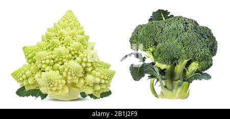 Cavolfiore romano e broccoli isolati su sfondo bianco con percorso di ritaglio Foto Stock