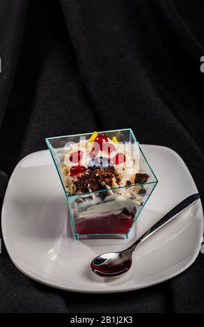 Porzione individuale di dessert a strati Foto Stock