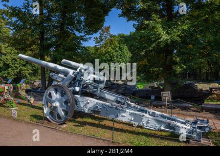 15 cm sFH18 German Heavy Field Howitzer (15 cm schwere Feldhaubitze 18), pezzo di artiglieria della Seconda guerra mondiale nel Museo dell'esercito polacco di Varsavia, Polonia Foto Stock