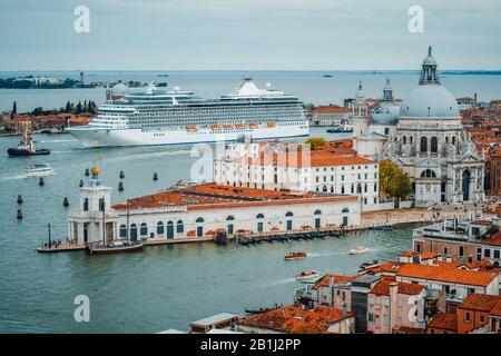 Veduta aerea veneziana della Basilica di Santa Maria della Salute dal Campanile di San Marco. Venezia, Italia. Nave da crociera galleggiante in laguna Foto Stock