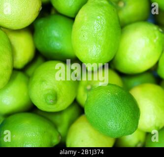 Vista ravvicinata dei limi organici nel cesto. Foto Stock