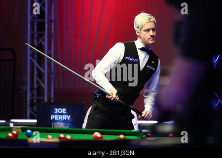 Neil Robertson of Australia considera un colpo a Joe Perry of England al primo round del 2020 Players Championship a Southport, Regno Unito, 25 febbraio 2020. Joe Perry d'Inghilterra sconfisse Neil Robertson d'Australia con 6-4. Foto Stock