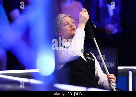 Neil Robertson of Australia considera un colpo a Joe Perry of England al primo round del 2020 Players Championship a Southport, Regno Unito, 25 febbraio 2020. Joe Perry d'Inghilterra sconfisse Neil Robertson d'Australia con 6-4. Foto Stock