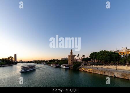 Tramonto sul fiume Guadalquivir a Siviglia, Andalusia, Spagna. Foto Stock