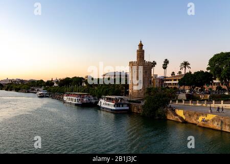 Tramonto sul fiume Guadalquivir a Siviglia, Andalusia, Spagna. Foto Stock