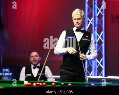 Neil Robertson of Australia considera un colpo a Joe Perry of England al primo round del 2020 Players Championship a Southport, Regno Unito, 25 febbraio 2020. Joe Perry d'Inghilterra sconfisse Neil Robertson d'Australia con 6-4. Foto Stock