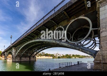 Puente de Isabel II o Ponte Triana, un ponte sul fiume Guadalquivir a Siviglia, Andalusia, Spagna. Foto Stock