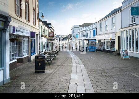 Negozi indipendenti a Molesworth Street nel centro di Wadebridge Town in Cornovaglia. Foto Stock