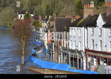 Barriere alluvionali che si sono spostate a causa del peso dell'acqua nel fiume Severn nella zona di Wharfage di Ironbridge, Shropshire. L'Agenzia dell'ambiente ha detto che il fiume ha raggiunto un livello di circa 6,8 metri a Ironbridge durante la notte. Foto Stock