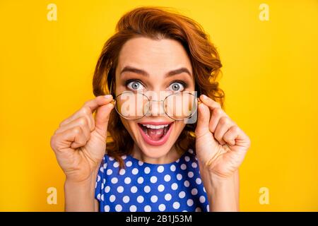 Primo piano ritratto di bella bella bella bella pazzo allegro allegro cheery ragazza con capelli ondulati mettendo di specifiche che esprimono la reazione wow isolato su brillante vivido Foto Stock