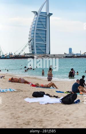 Dubai, Emirati Arabi Uniti / 15 novembre. 2019 : le persone che amano la spiaggia di Jumeirah a Dubai sono una spiaggia di sabbia bianca che si trova e prende il nome dal Jumeirah d Foto Stock