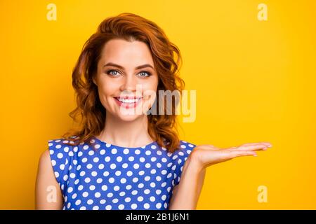 Primo piano ritratto di lei bella bella bella bella bella bella winsome felice allegra cheery capelli ondulati ragazza tenuta su palma invisibile cosa isolato su Foto Stock