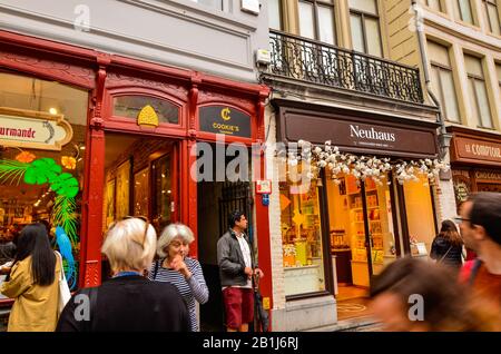 Bruges, fiandre, Belgio. Agosto 2019. La piccola strada di accesso alla storica birreria garre. Si confonde tra gli altri negozi : il legno rosso f Foto Stock