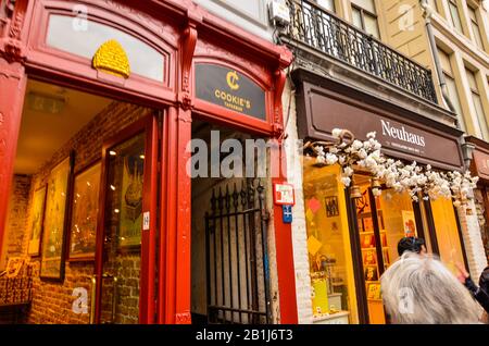 Bruges, fiandre, Belgio. Agosto 2019. La piccola strada di accesso alla storica birreria garre. Si confonde tra gli altri negozi : il legno rosso f Foto Stock