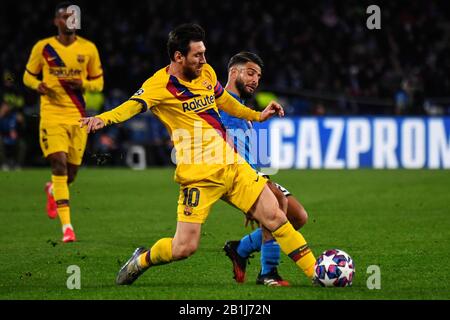 Napoli, Italia. 25th Feb, 2020. Il maniere argentino di Barcellona Lionel messi (L) combatte per la palla con il attaccante italiano di Napoli Lorenzo Insigne durante il turno di campionato UEFA Champions League di 16 partite di calcio della prima tappa SSC Napoli vs FC Barcellona. Napoli ha disegnato con Barcellona 1-1. Credit: Agenzia Indipendente Foto/Alamy Live News Foto Stock