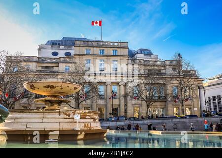 Ambasciata canadese a Londra. Si Trova A Trafalgar Square. Famosa fontana e persone irriconoscibili in primo piano. Foto Stock