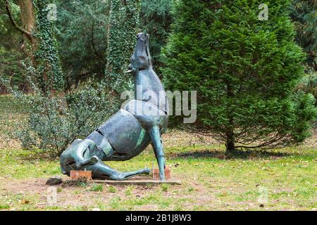 Cervi rossi (Cervus elaphus) statua bronzea senza palchi, Botanikus-kert, Soproni Egyetem, Sopron, Ungheria Foto Stock