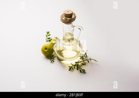 Olio Ayurvedico per capelli Brahmi Amla con foglie grezze di avla e Bramhi Foto Stock