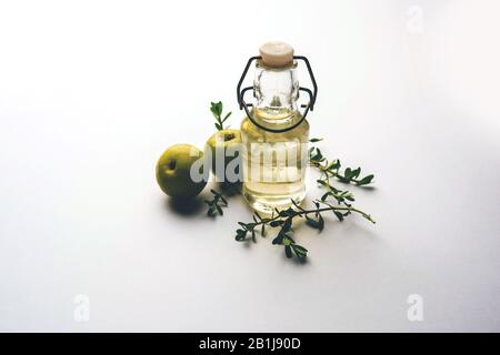 Olio Ayurvedico per capelli Brahmi Amla con foglie grezze di avla e Bramhi Foto Stock