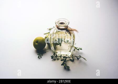 Olio Ayurvedico per capelli Brahmi Amla con foglie grezze di avla e Bramhi Foto Stock