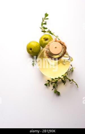 Olio Ayurvedico per capelli Brahmi Amla con foglie grezze di avla e Bramhi Foto Stock