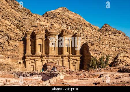 Petra, GIORDANIA - 30 GENNAIO 2020: La splendida ad-Deir nell'antica città di Petra, Giordania. Ad-Deir o il Monastero, Regno hascemita di Giordania è illuminato dal caldo sole invernale, cielo pomeriggio senza nuvole Foto Stock