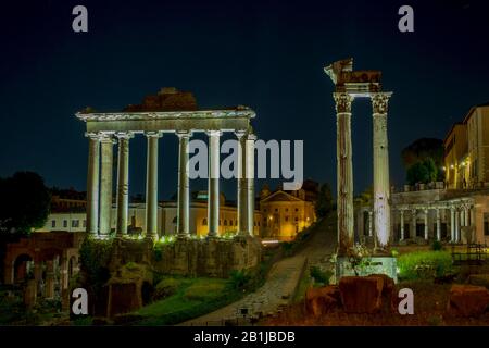 Vista notturna del Foro Romano. Roma, Italia Foto Stock