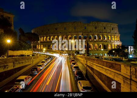 Vista notturna del Colisseum. Colori splendidi. Roma, Italia Foto Stock