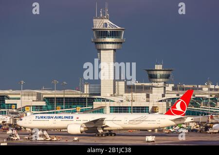 Istanbul, Turchia – 15 febbraio 2019: Aereo Boeing 777 della Turkish Airlines all'aeroporto Ataturk di Istanbul (IST) in Turchia. Foto Stock