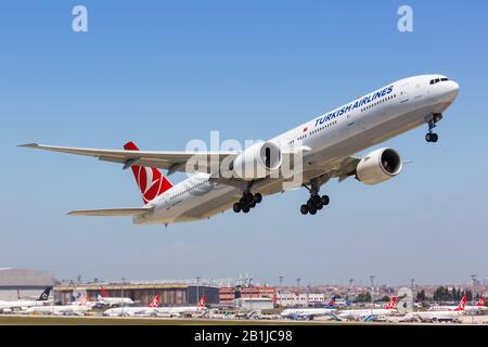 Istanbul, Turchia – 15 maggio 2014: Aereo Boeing 777 della Turkish Airlines all'aeroporto Ataturk di Istanbul (IST) in Turchia. Foto Stock