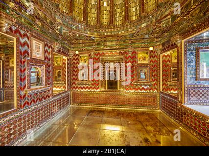 Squisita opera a intarsi di vetro, camera decorata pesantemente con specchi colorati nel Palazzo della Città di Udaipur, Rajasthan, India Foto Stock