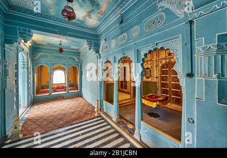 Stanza blu, colpo interno del Palazzo della città di Udaipur, Rajasthan, India Foto Stock