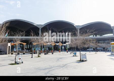 Amman, Giordania – 17 febbraio 2019: Terminal building di Amman Queen Alia International Airport (AMM) in Giordania. Foto Stock