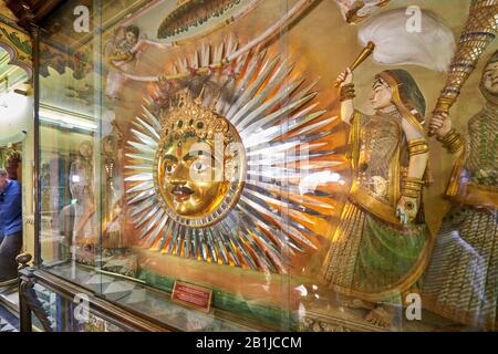 Maschera del regno di Mewad, placca del dio del sole, colpo interno del palazzo della città di Udaipur, Rajasthan, India Foto Stock