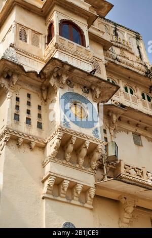 Maschera del regno di Mewad, placca del dio del sole sul palazzo di città di Udaipur, Rajasthan, India Foto Stock