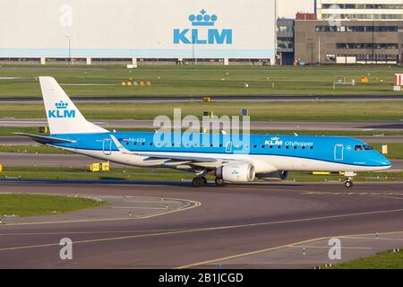 Amsterdam, Paesi Bassi – 19 aprile 2015: Aereo KLM cithopper Embraer 190 all'aeroporto Schiphol di Amsterdam (AMS) nei Paesi Bassi. Foto Stock