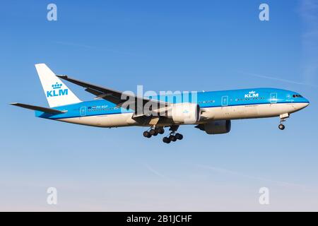 Amsterdam, Paesi Bassi – 21 aprile 2015: KLM Royal Dutch Airlines Boeing 777 aereo all'aeroporto Schiphol di Amsterdam (AMS) nei Paesi Bassi. Foto Stock