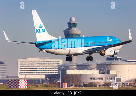 Amsterdam, Paesi Bassi – 21 aprile 2015: KLM Royal Dutch Airlines Boeing 737-800 in aereo all'aeroporto Schiphol di Amsterdam (AMS) nei Paesi Bassi. Foto Stock