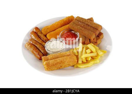 Antipasti caldi crostini di pane di segale, un set di pepite di pollo, salsicce, bastoncini di formaggio in panatura, patatine fritte, salsa maionese, catrame, ketchup Foto Stock