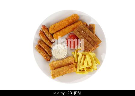 Antipasto caldo di crostini di pane di segale, set di pepite di pollo, salsicce, formaggio bastoni in panatura, patate fritte, salsa maionese, tar-tar, ketchup o Foto Stock