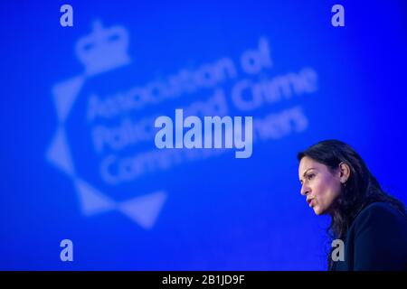 Il segretario di Stato Priti Patel ha tenuto un discorso durante il vertice congiunto del Consiglio dei capi di polizia nazionale e dell'Associazione dei Commissari di polizia e Della Criminalità, presso il Queen Elizabeth II Conference Center, a Londra. Foto Stock