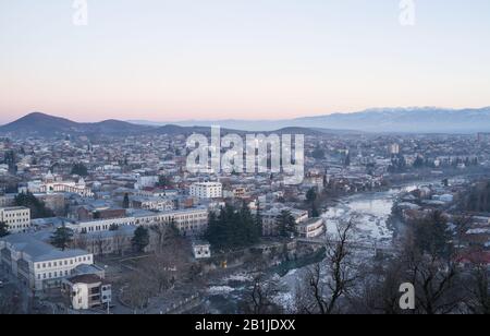 I quartieri residenziali di Kutaisi al tramonto. Foto Stock