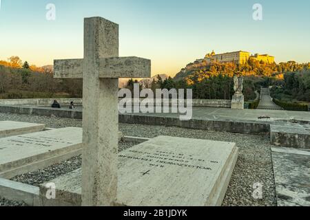 Abbazia di Montecassino vista dal cimitero militare di guerra polacco Foto Stock