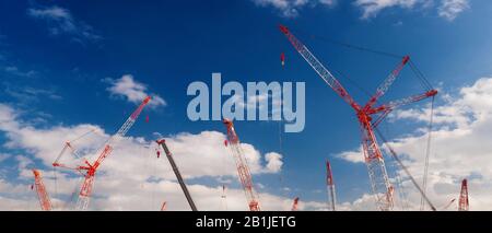 Cantiere con gru al lavoro e belle nuvole Foto Stock