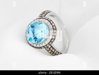Anello Oro Bianco Con Aquamarine E Diamanti Foto Stock