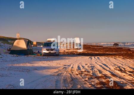 Campeggio sulla spiaggia, coperto di alghe, Golfo del Messico, Mustang Island state Park, Gulf Coast, Texas, Stati Uniti Foto Stock