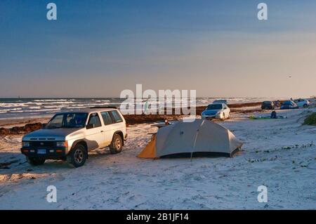 Campeggio sulla spiaggia, coperto di alghe, Golfo del Messico, Mustang Island state Park, Gulf Coast, Texas, Stati Uniti Foto Stock